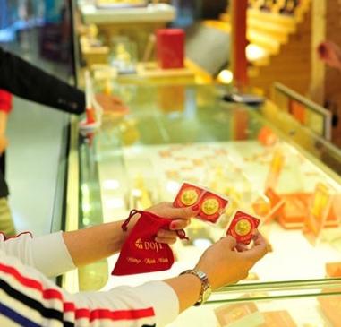 hình ảnh Người dân, du khách tranh thủ cuối tuần đi mua trang sức ở TPHCM