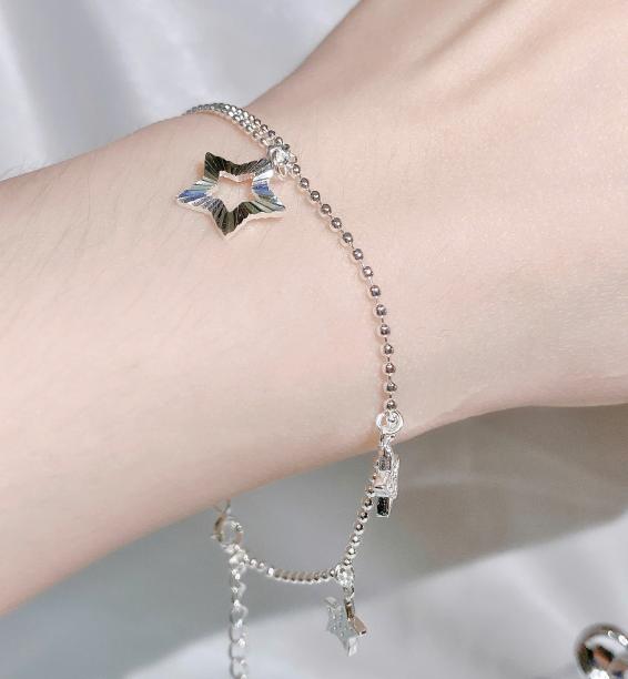 hình ảnh Lắc tay bi phối ngôi sao